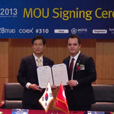 ISPAT participates in KOIF 2013, signs MoU with South Korean counterpart